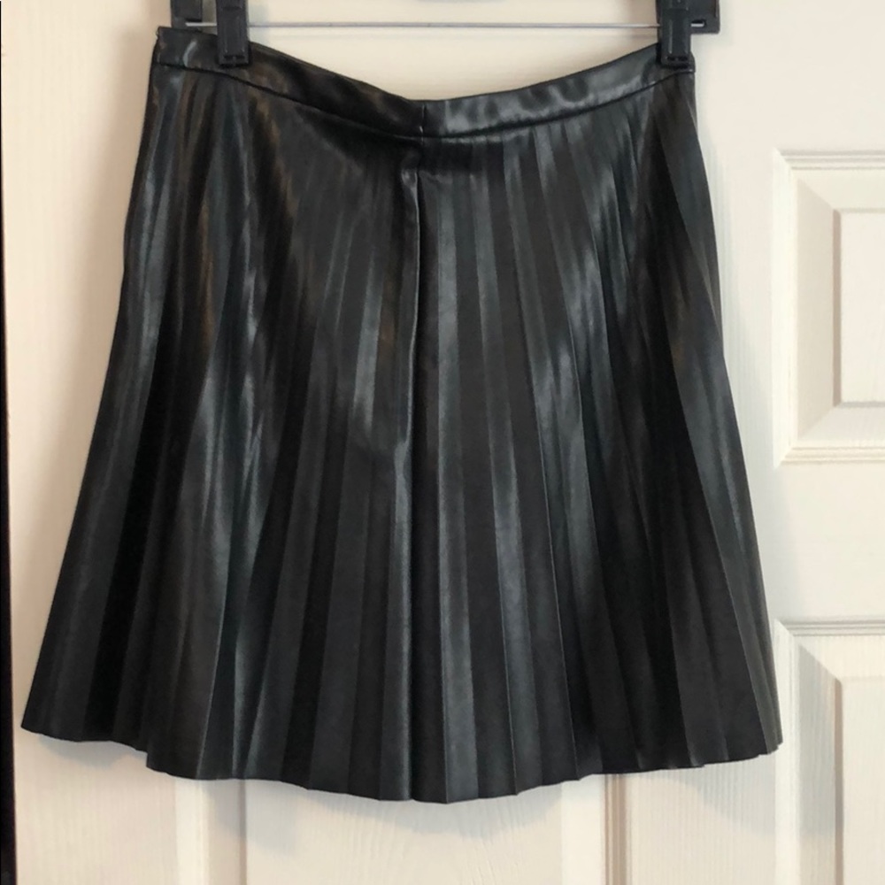 Faux leather pleated black mini skirt